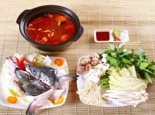 Lẩu Đầu Cá Hồi Nấu Măng